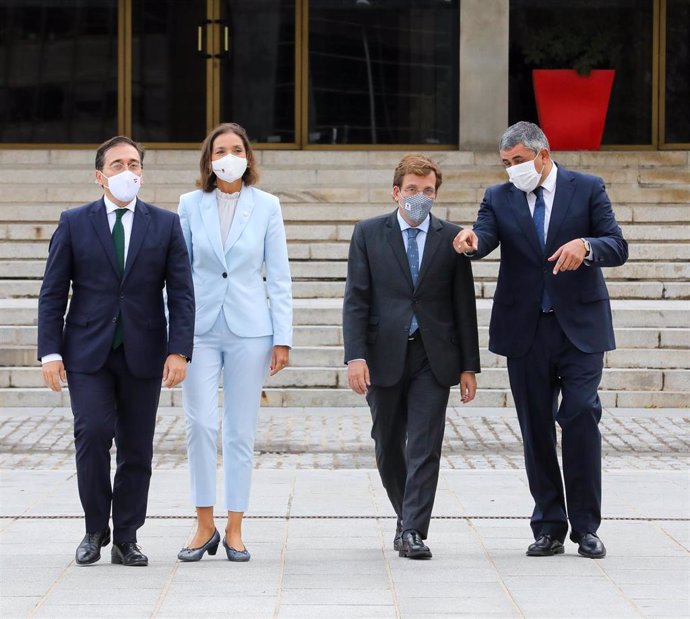 El ministro de Asuntos Exteriores, José Manuel Albares; la ministra de Industria, Comercio y Turismo, Reyes Maroto; el alcalde de Madrid, José Luis Martínez-Almeida, y el secretario general de la OMT, Zurab Pololikashvili, frente al Palacio de CongresoS