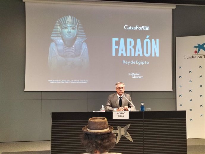 El director de CaixForum Zaragoza, Ricardo Alfós, ha presentado la exposición 'Faraón. Reay de Egipto'.