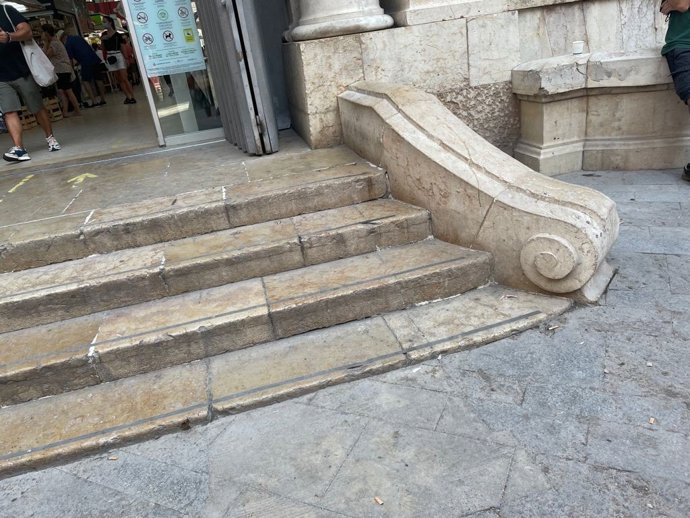 Imagen de las escaleras del Mercado Central de Valncia eliminadas.