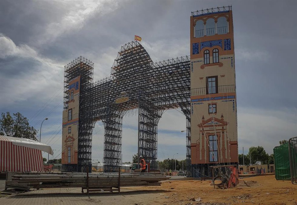 Archivo - Imagen de archivo de operarios trabajando en el desmontaje de la portada de la Feria de Abril de 2020, suspendida por la pandemia