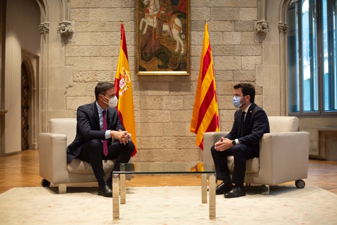 El presidente del Gobierno, Pedro Sánchez (i), y el de la Generalitat, Pere Aragons (d), se reúnen en el Palau de la Generalitat antes de que se celebre la segunda reunión de la mesa del diálogo entre el Gobierno central y el Govern catalán.