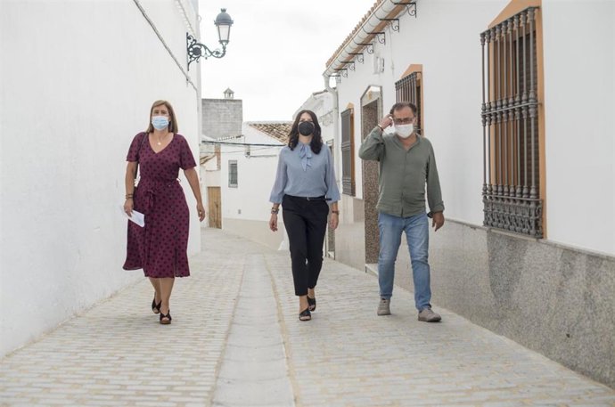 La delegada territorial de Regeneración, Justicia y Administración Local de la Junta en Córdoba, Purificación Joyera (centro), en su visita a Baena.