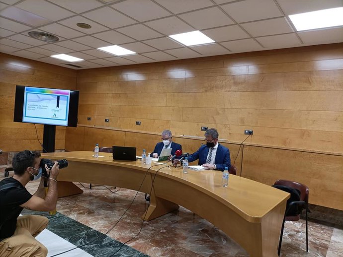 El secretario general para el Turismo de la Junta, Manuel Muñoz, presenta, junto al delegado territorial de Turismo en Granada, Gustavo Rodríguez, el Plan General de Turismo Sostenible Meta 2027 en el Palacio de Congresos de Granada.