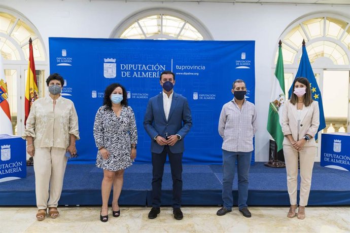 El presidente de Diputación, Javier Aureliano García, firma un convenio con el Colegio de Graduados Sociales.