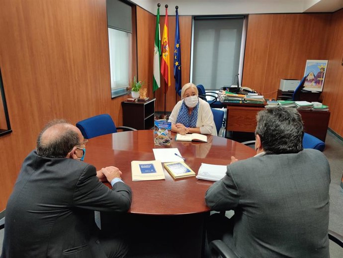 La delegada territorial de Salud y Familias en Huelva, Manuela Caro, ha mantenido un encuentro con representantes de la Asociación Alcohólicos Anónimos.