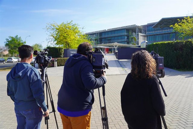 Archivo - Periodistas graban el exterior de la sede de Abengoa en Sevilla 