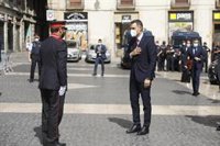 Aragonès saluda Sánchez a les portes del Palau de la Generalitat després de ser rebut per Trapero a Sant Jaume