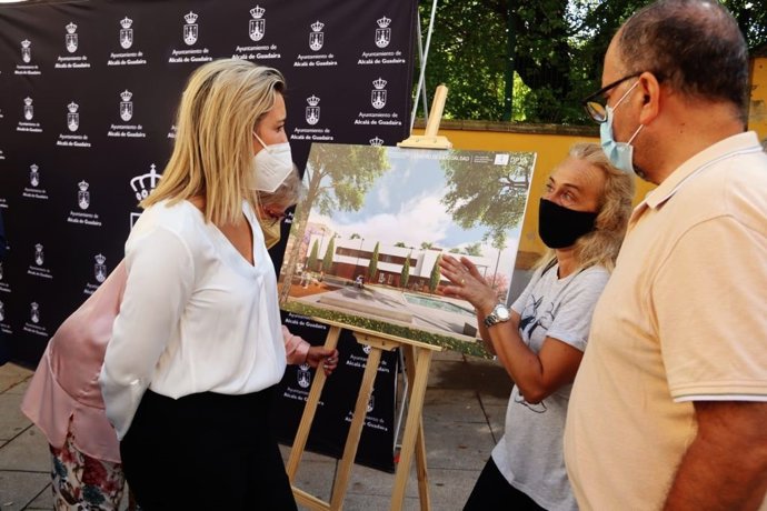 La alcaldesa de Alcalá de Guadaíra, Ana Isabel Jiménez, ha presentado a los vecinos el nuevo Centro de Igualdad de La Paz.