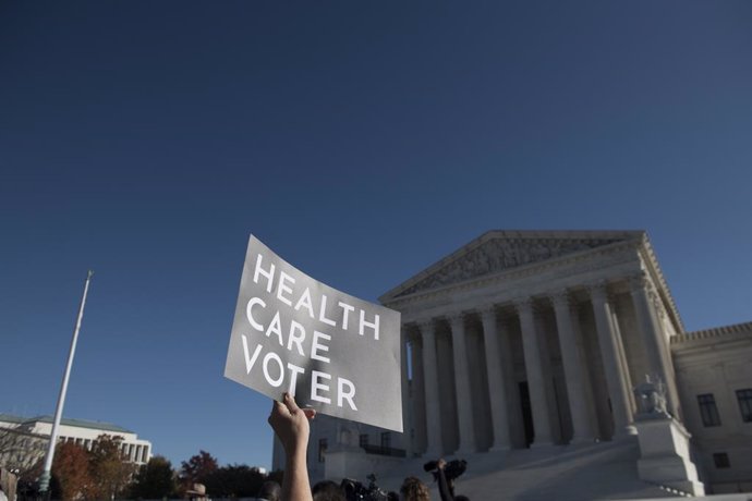 Archivo - Protesta ante el Tribunal Supremo de Estados Unidos en defensa del 'Obamacare'