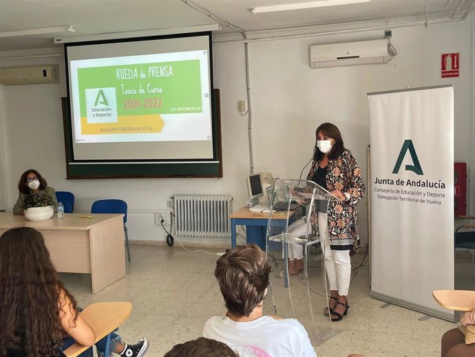 La delegada territorial de Educación y Deporte, Estela Villalba, en la inauguración del curso de Secundaria, Bachillerato y FP en el IES Fuentepiña de Huelva.