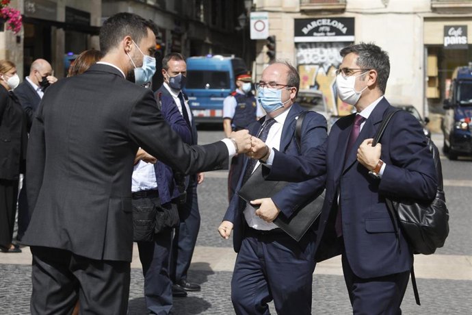 El conseller de Empresa y Trabajo, Roger Torrent (i), recibe al ministro de Cultura, Miquel Iceta (2i) y el ministro de la Presidencia, Relaciones con las Cortes y Memoria Democrática, Félix Bolaños (3i), a su llegada para la segunda reunión de la mesa 