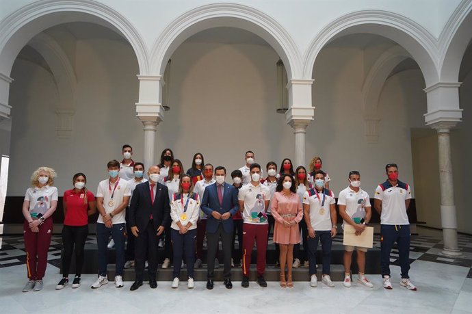 Juanma Moreno, en foto de familia después de presidir  el homenaje a los deportistas andaluces, olímpicos y paralímpicos, participantes en Tokio 2020 a 15 de septiembre del 2021 en el Palacio de San Telmo, Sevilla. Andalucía