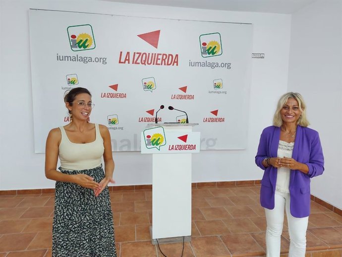Teresa Sánchez, a la izquierda, y Victoria Morales, a la derecha, presentan las iniciativas de IU para el activismo feminista