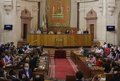 El Parlamento andaluz retoma sus sesiones con aforo total de diputados y un minuto de silencio por el fuego de Málaga