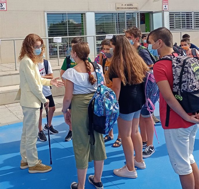 La delegada de Educación y Deporte de la Junta en Granada, Ana Berrocal, inaugura el curso escolar en el instituto Federico García Lorca de Churriana de la Vega (Granada).