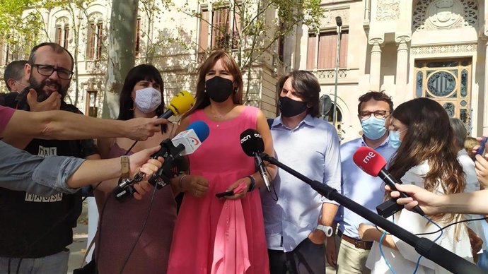 La presidenta del Parlament, Laura Borrs, al acompañar a declarar a los investiados en el TSJC por presunta desobediencia en la Mesa de la cámara catalana. El 15 de septiembre de 2021.