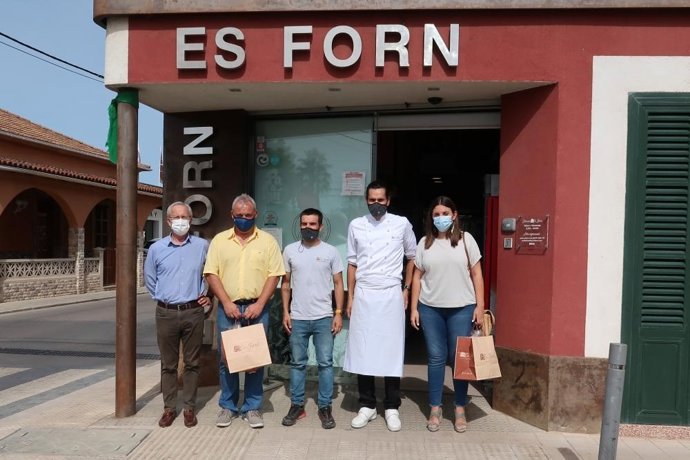 El conseller Jaume Alzamora, la directora de Artesanía, Marta Jorda, el gerente de la Asociación de Panaderos y Pasteleros de Baleares, Pep Magraner, y los hermanos Santiago y Marías Miralles, de Es Forn Pla de na Tesa.