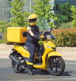 Archivo - Repartidor de Correos en moto.