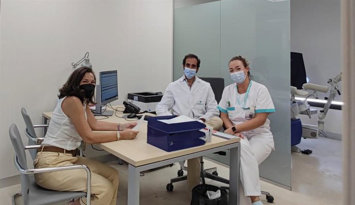 Rodrigo Orozco, coordinador del Servicio de Ginecología y Obstetricia, y equipo durante una de las revisiones ginecológicas a una integrante del Málaga Dragon Boat