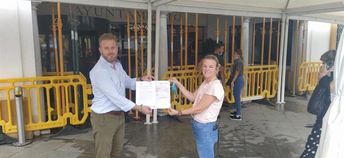 Trashorras muestra la moción sobre el lenguaje inclusivo "excluyente" en la documentación oficial.