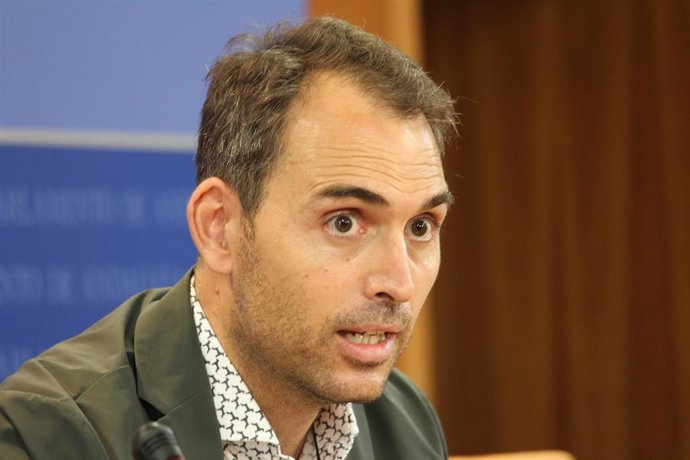 El portavoz de Unidas Podemos por Andalucía, Toni Valero, en rueda de prensa en el Parlamento andaluz.