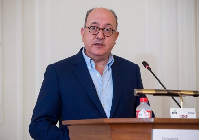 Archivo - Jose María Roldán, presidente de la Asociación Española de Banca (AEB), durante su intervención en el curso de economía organizado por la APIE en la UIMP de Santander.