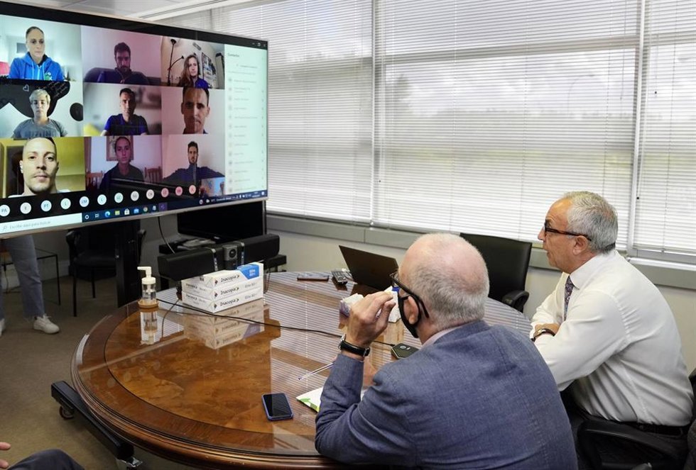 El presidente del COE, Alejandro Blanco, en un encuentro telemático con deportistas del Proyecto FER de la Fundación Trinidad Alfonso.