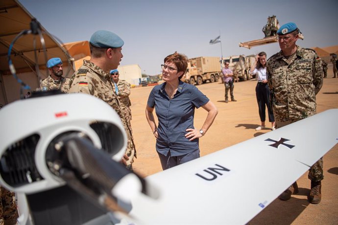 Archivo - 08 October 2019, Mali, Gao: A German soldier (L) briefs German Defence Minister Annegret Kramp-Karrenbauer (C) on the Luna type drone. Photo: Arne Immanuel Bnsch/dpa