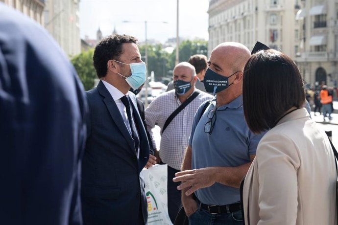 El vicesecretario general de Ciudadanos (Cs) y portavoz adjunto en el Congreso de los Diputados, Edmundo Bal, ha acudido este miércoles a la lectura del manifiesto de los regantes de la Costa Tropical de Granada a las puertas de la Cámara Baja .