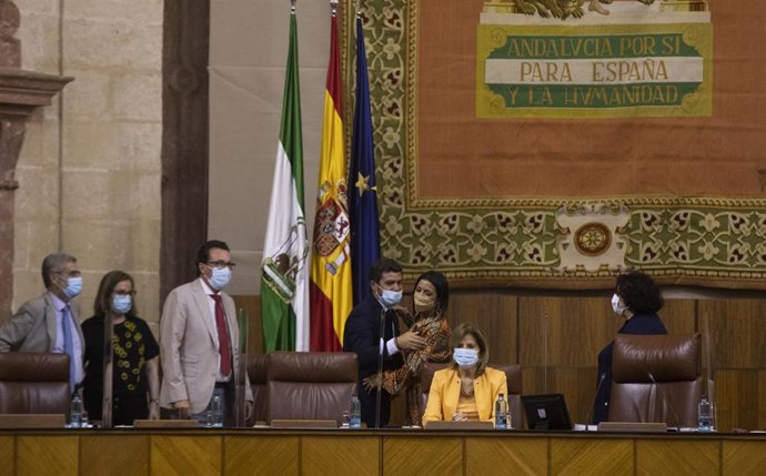 El nuevo vicepresidente tercero del Parlamento de Andalucía, Sergio Romero, se abraza este miércoles con la presidenta de la Cámara, Marta Bosquet, tras su elección.