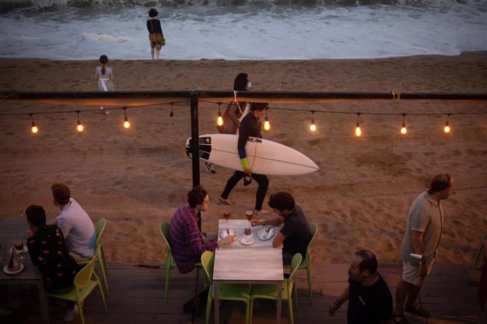 Archivo - La terraza de un restaurante, frente a la playa de la Barceloneta