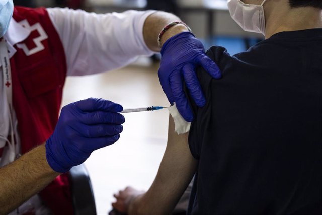 Un voluntario de Cruz Roja administra una dosis de la vacuna contra el Covid-19 a un estudiante universitario en el campus de Ciudad Universitaria.