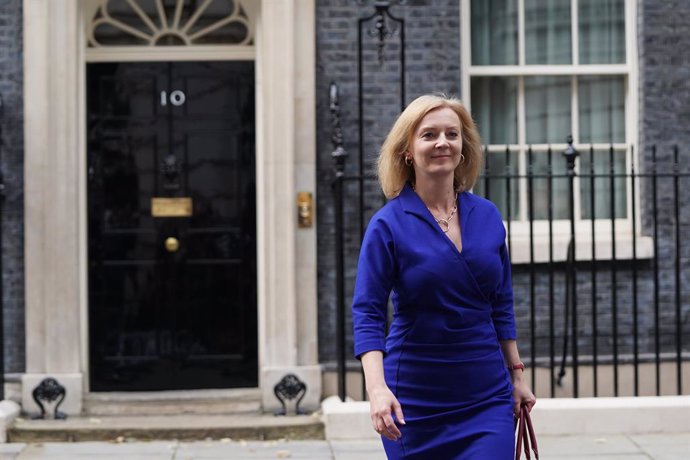 15 September 2021, United Kingdom, London: Newly-appointed British Foreign Secretary Liz Truss leaves Number 10 Downing Street, as Prime Minister Boris Johnson reshuffles his Cabinet to appoint a "strong and united" team. Photo: Stefan Rousseau/PA Wire/