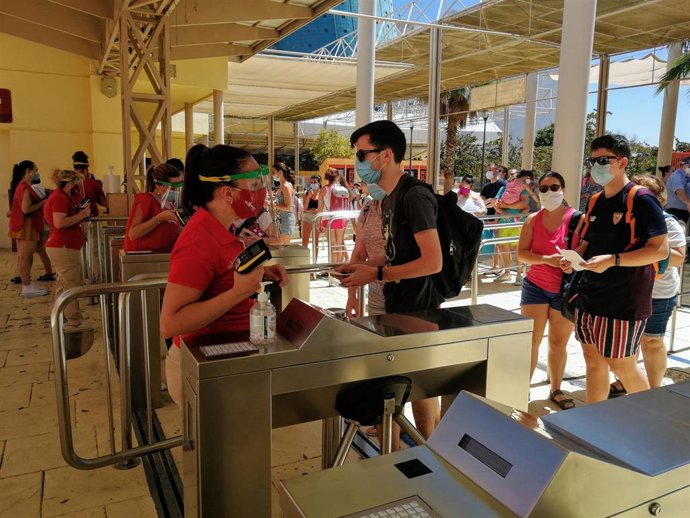 Archivo - Imagen de archivo de visitantes accediendo al parque temático y de ocio Isla Mágica