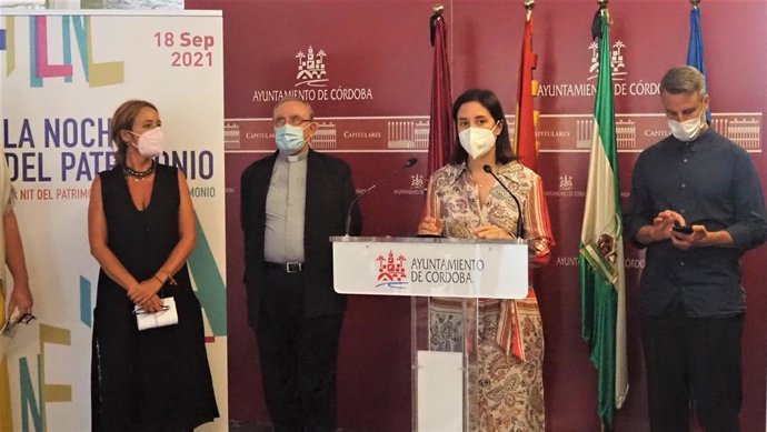 La delegada de Cultura y Patrimonio Histórico de la Junta de Andalucía, Cristina Casanueva (dcha.), en la presentación de las actividades por la Noche del Patrimonio.