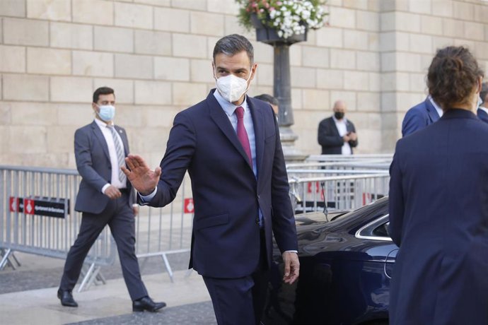 El presidente del Gobierno, Pedro Sánchez, abandonando el Palau de la Generalitat tras reunirse con el presidente de la Generalitat, Pere Aragons