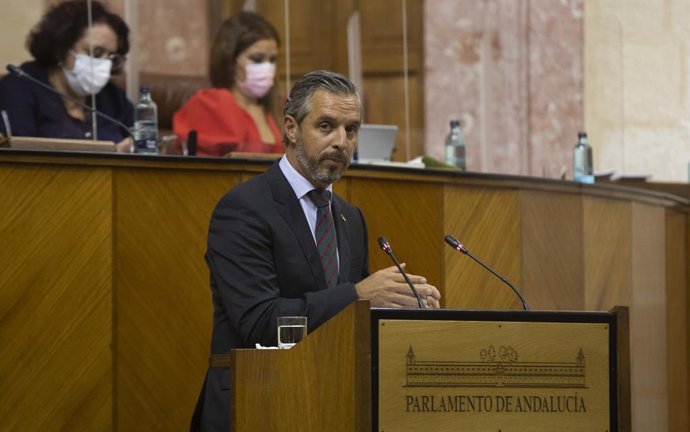 El consejero de Hacienda, Juan Bravo, durante su intervención en la primera jornada de sesión plenaria en el Parlamento de Andalucía. A 15 de septiembre de 2021. En Sevilla (Andalucía, España).