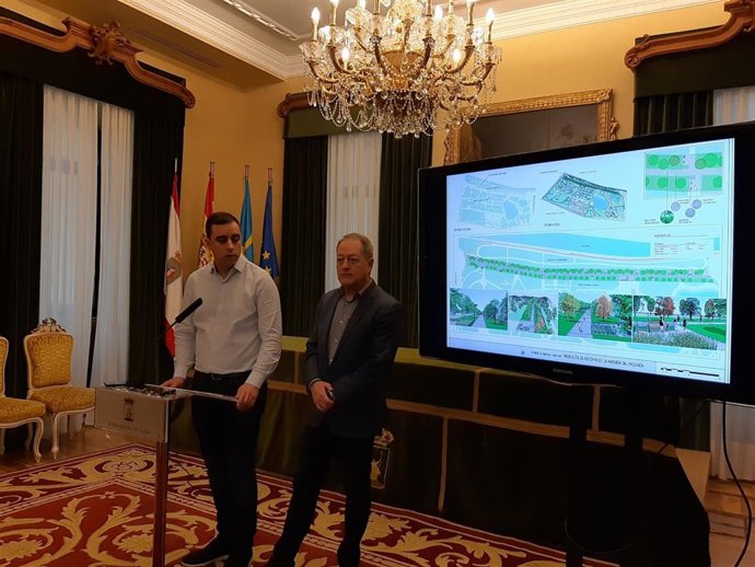 Archivo - Los concejales de Mantenimiento y de Medio Ambiente de Gijón, Olmo Ron y Aurelio Martín, respectivamente, durante la presentación de la ampliación del parque Isabel la Católica (Archivo)