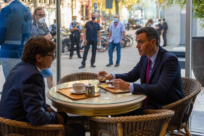 El presidente del Gobierno, Pedro Sánchez, y el líder del PSC en el Parlament, Salvador Illa, en un bar junto a la sede del PSC en Barcelona tras la mesa de diálogo Gobierno-Generalitat y antes de reunirse la dirección del partido