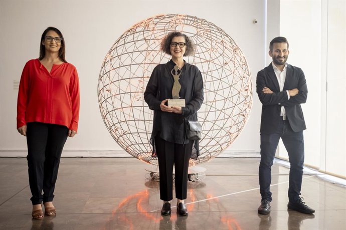 La Artista Mona Hatoum Recoge El Premio Julio González De Manos Del Conseller De Educación, Cultura Y Deporte, Vicent Marz, En El IVAM.