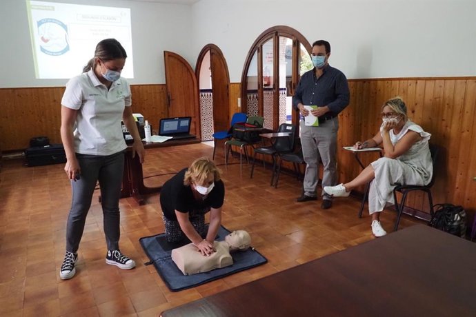 Formación sobre primeros auxilios y el uso del desfibrilador en Palos de la Frontera (Huelva).