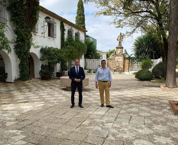 Pimentel (izda.), durante su visita a El Puntal.