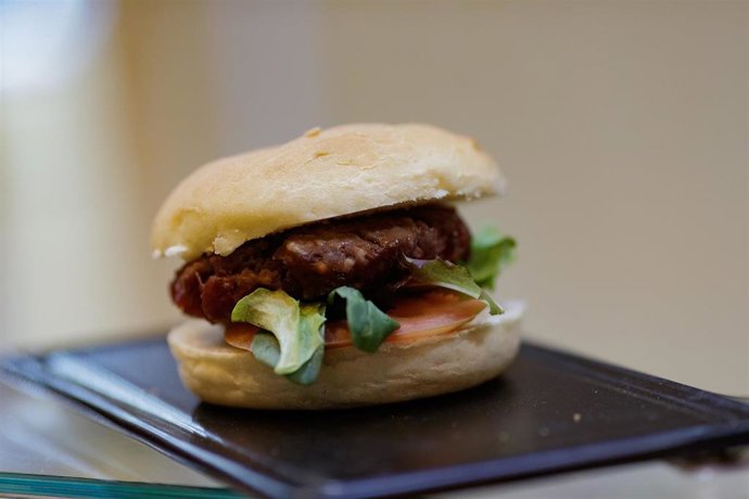 Archivo - Una hamburguesa.