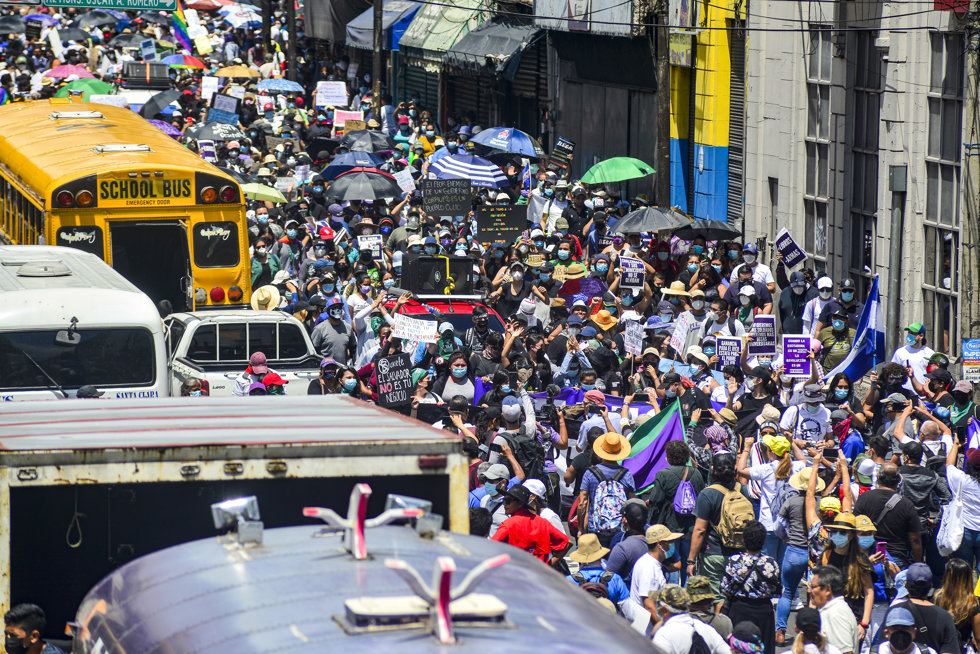  Miles de salvadoreños salieron a las calles en el Día de la Independencia del Bicentenario de El Salvador contra el presidente de El Salvador, Nayib Bukele, y las políticas de su Gobierno