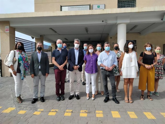 La delegada de la Junta, Patricia Navarro, y el alcalde de Benalmádena, Víctor Navas, durante el inicio del curso en secundaria