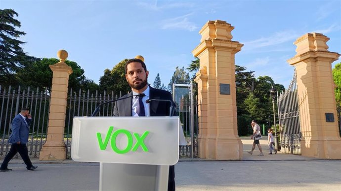 El líder de Vox en Catalunya, Ignacio Garriga, en rueda de prensa ante el Palacio de Pedralbes de Barcelona