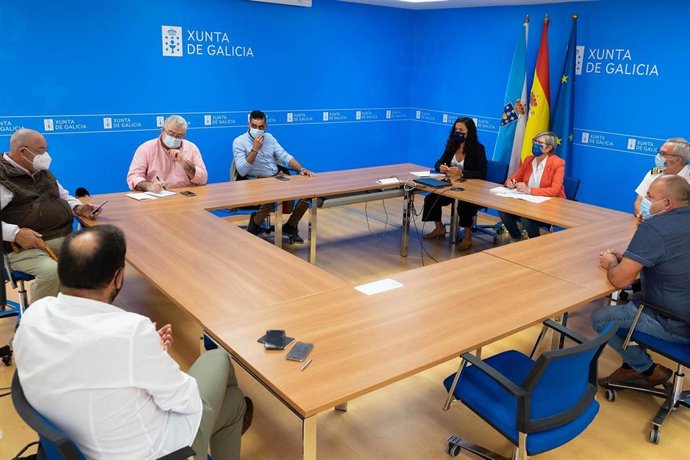 La conselleira do Mar, Rosa Quintana, acompañada por la presidenta de Portos de Galicia, Susana Lenguas, se reúne con representantes de varias entidades relacionadas con la pesca recreativa