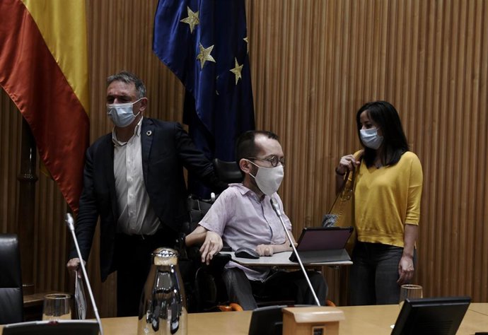 Archivo - Imagen (I-D) del secretario de Estado de Agenda 2030, Enrique Santiago; el portavoz de Unidas Podemos en el Congreso, Pablo Echenique, y la diputada de Unidas Podemos Isa Franco, a 18 de junio de 2021, en el Congreso de los Diputados, Madrid, 