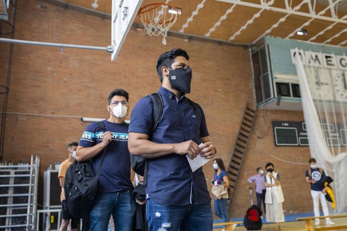 Dos estudiantes esperan la cola para ser vacunados contra el Covid-19, en el campus de Ciudad Universitaria, a 14 de septiembre de 2021, en Madrid, (España). 