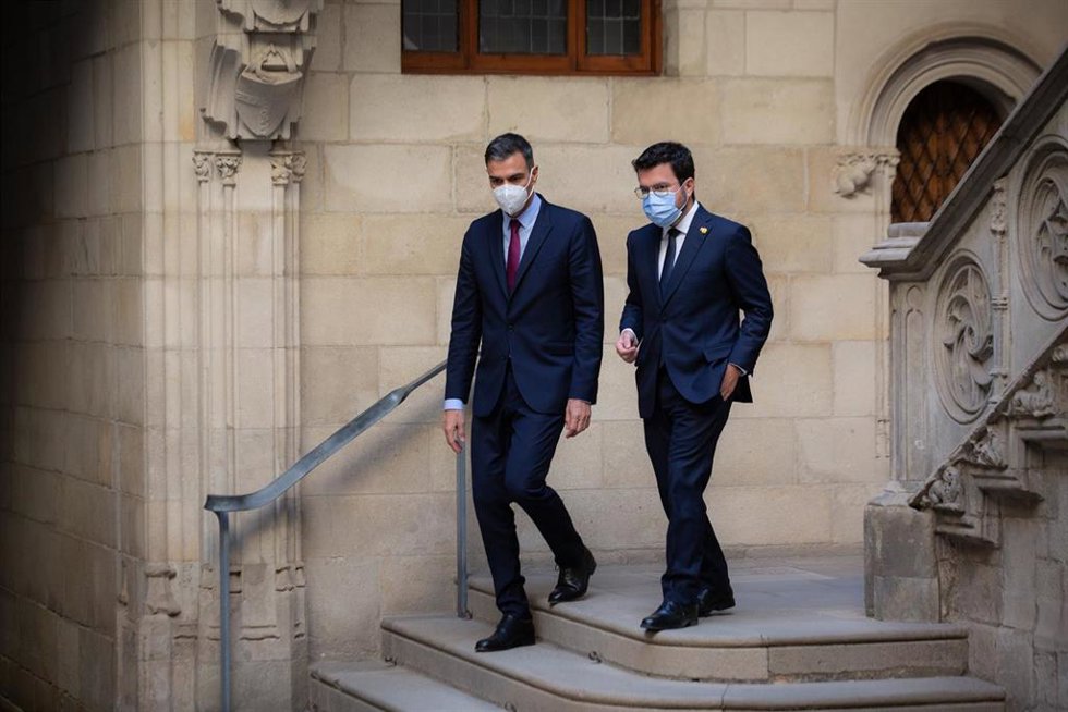 El presidente del Gobierno, Pedro Sánchez, y el de la Generalitat, Pere Aragons, a su salida de la reunión en el Palau de la Generalitat y antes de que se celebre la segunda reunión de la mesa del diálogo entre el Gobierno central y el catalán